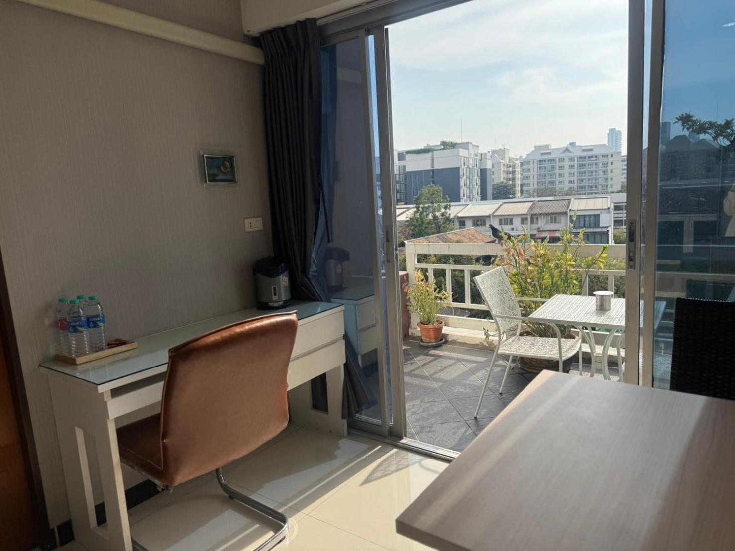 Baan Sabai Rama IV Apartment Бангкок Экстерьер фото
